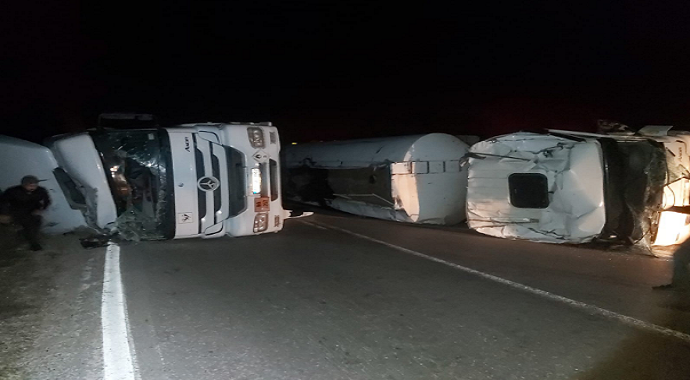 Zift yüklü 2 kamyon devrildi, tonlarca zift yola saçıldı