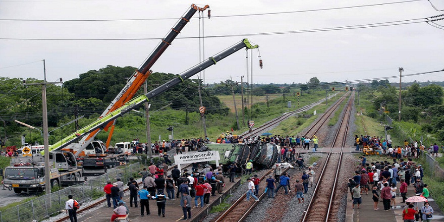 O ülkede otobüsle tren çarpıştı! Ortalık savaş alanına döndü: 20 ölü 29 yaralı