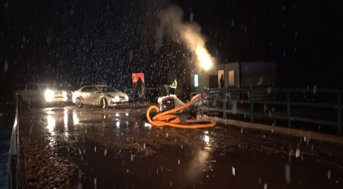 Çatlak oluşan barajda çalışmalar kar altında sürüyor