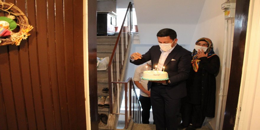 Başkanı Arı 18 yaşına giren gençlerin evlerini ziyaret ederek doğum günlerini kutluyor