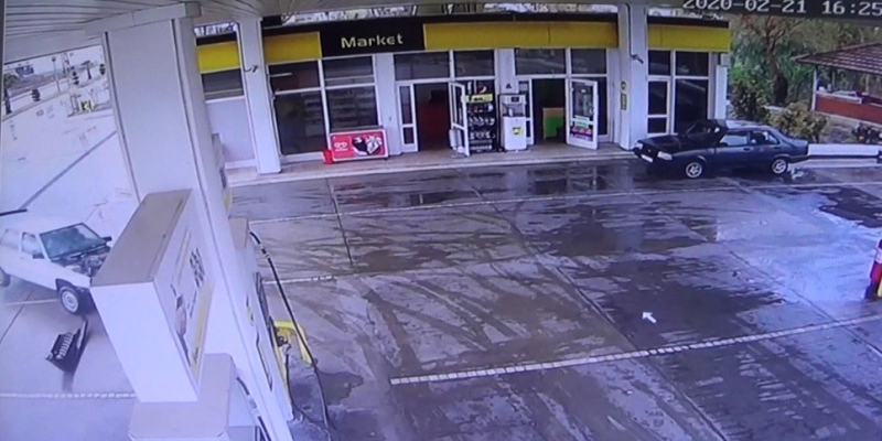 Osmaniye’nin Kadirli ilçesinde otomobil petrol istasyonuna girdi