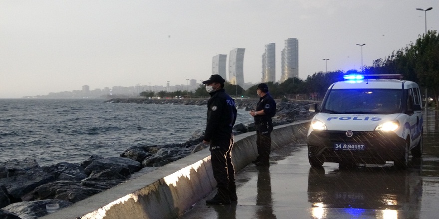 Pendik'te, sürüklenen botun peşinden giden şahıs dalgaların arasında kaldı