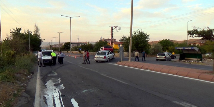 Kayseri'de hatalı u dönüşü yapan kamyon otomobille çarpıştı