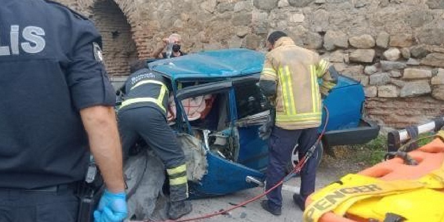 Bursa İznik'te otomobil ile kamyon çarpıştı 2 yaralı