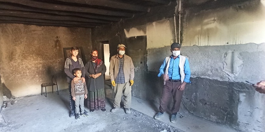 Hakkari'de, akşam saatlerinde çıkan yangın 7 kişilik ailenin yaşadığı evi kül etti