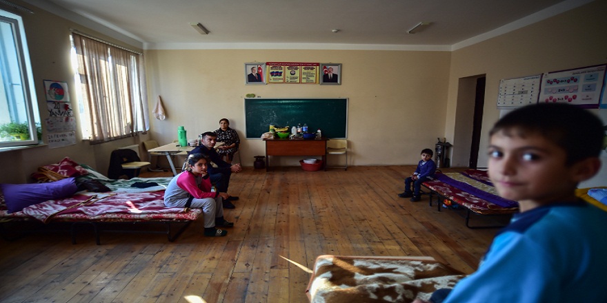 Ermenistan'ın saldırılarından kaçan Terter kentinde bulunan siviller 18 gündür okullarda yaşıyor!