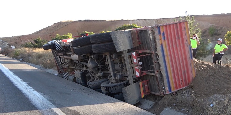Kırıkkale'de kontrolden çıkan kamyon su kanalına devrildi 1 yaralı