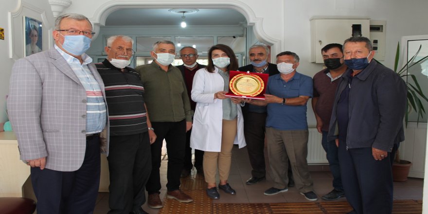 Kastamonu'da 30 yıllık hekime Tosya esnaf odalarından teşekkür plaketi