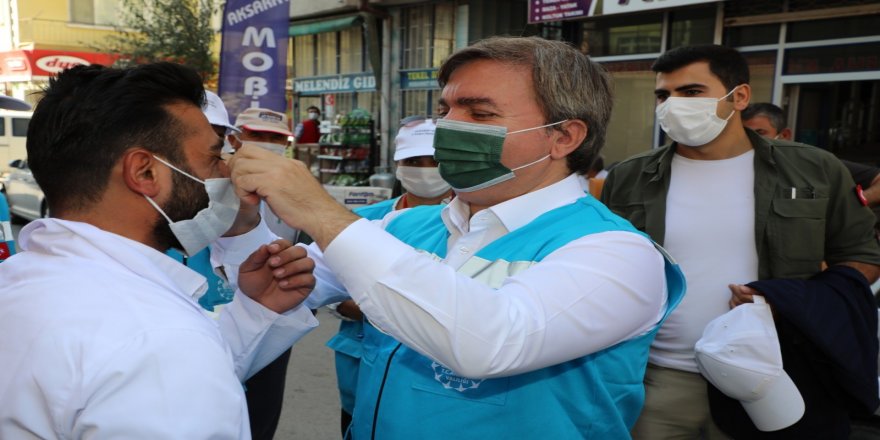 Vali Hamza Aydoğdu hem maske dağıttı, hem de maske taktı