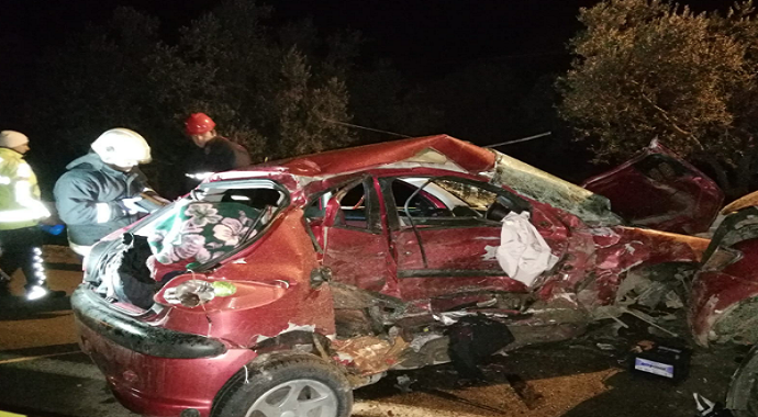 Otomobil ile kamyonet kafa kafaya çarpıştı: 1 ölü 3 yaralı