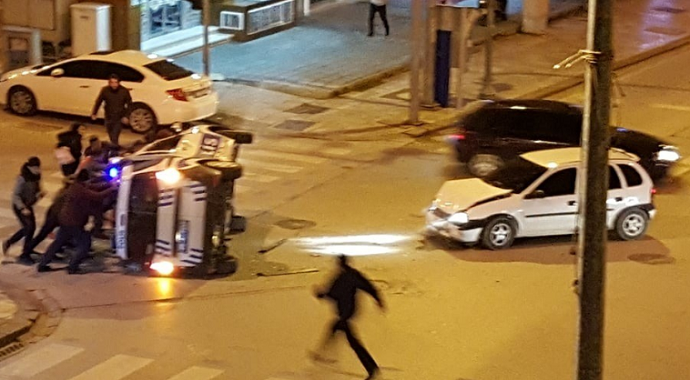 Otomobil polis otosuna çarptı: 2’si polis 3 yaralı