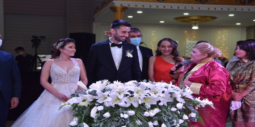 Ceyhan Belediye Başkanı Hülya Erdem, kendi kızının nikahını kıydı