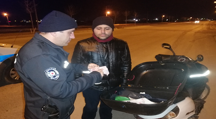 Motosikletli kurye yolda bulduğu içi para dolu cüzdanı polise teslim etti