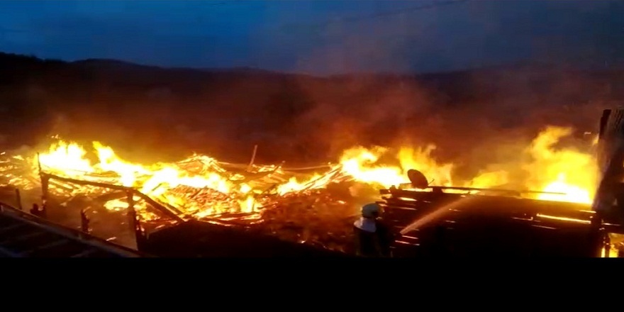 Bartın Ulus'ta 3 ahşap ev yanarak kül oldu