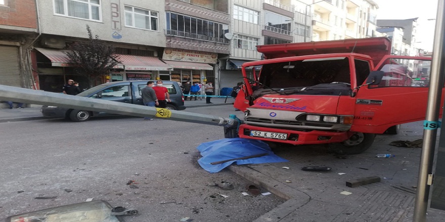 ordu unye de kaza yapan arac kaldirimdaki yayaya carpti 1 olu