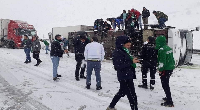 Erzurum’da Bursaspor taraftarını taşıyan otobüs devrildi