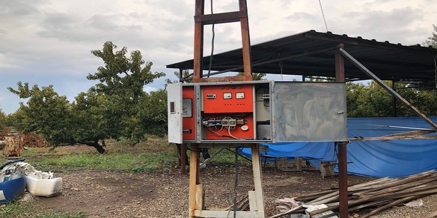 İzmir Kemalpaşa'da bahçesine elektrik bağlamak isteyen şahıs çıktığı direkten düşerek yaşamını yitirdi