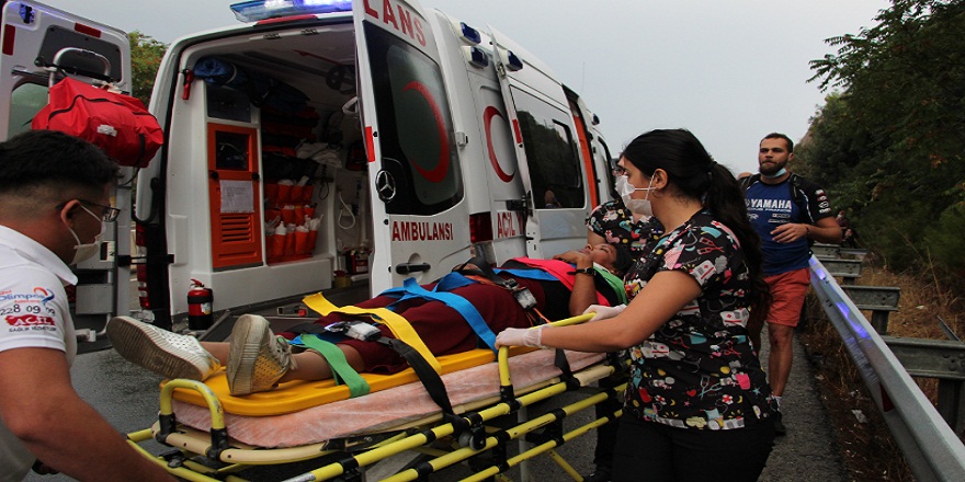 Antalya'da, yağış sonrası kayganlaşan yolda, zincirleme trafik kazası: 1'i ağır 6 yaralı