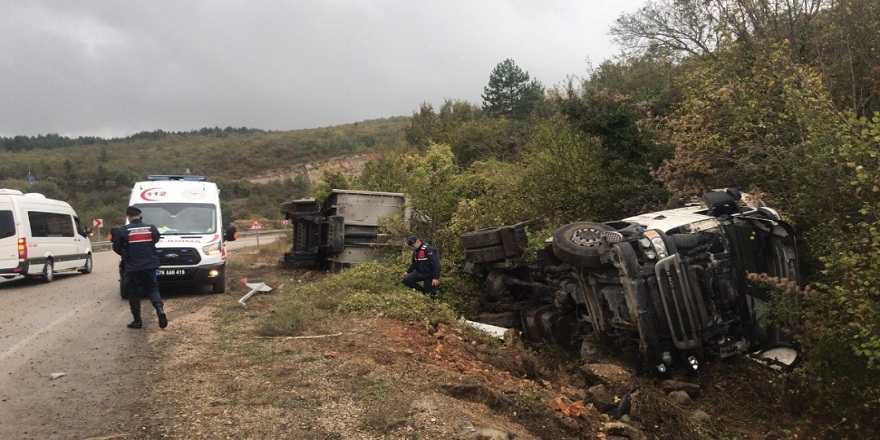 Karabük'te, virajı alamayan tır, kontrolden çıkarak devrildi