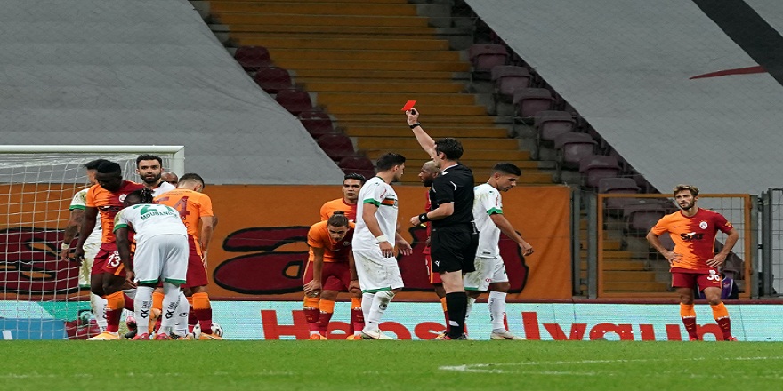 Nijeryalı futbolcu Oghenekaro Etebo kırmızı kartla oyun dışı kaldı