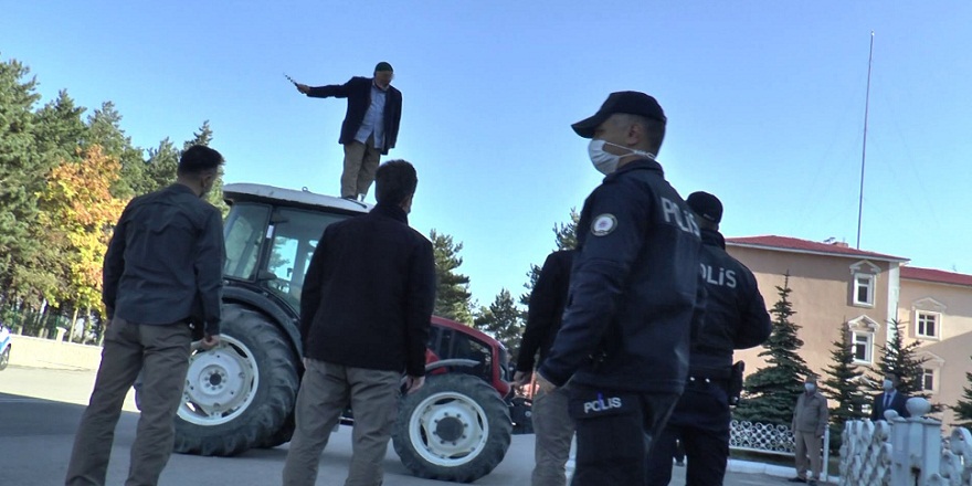 Erzurum’da traktörün üzerine çıkarak boğazına bıçak dayayan yaşlı adamı Vali Memiş ikna etti