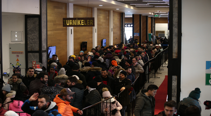 Sise rağmen pistler doldu, teleferikte uzun kuyruklar oluştu