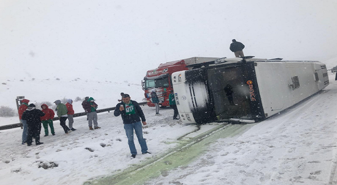 Bursasporlu taraftarların otobüsü devrildi