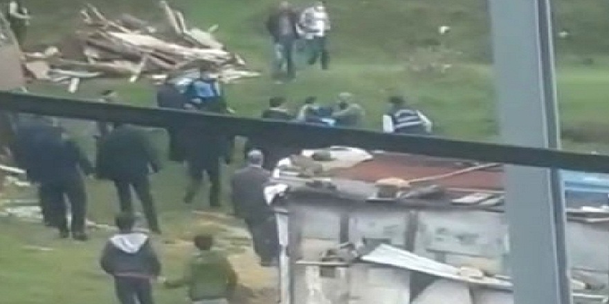 Arnavutköy'de, kaçak yapıları yıkmak isteyen yıkım ekibine saldırdılar