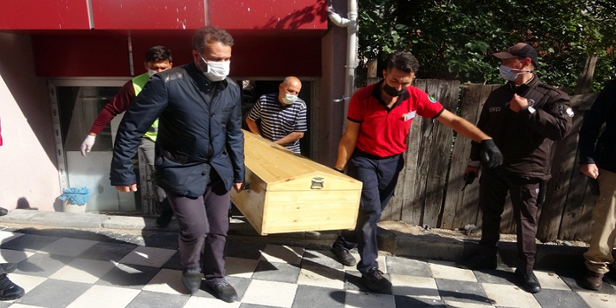 Bolu’da, 5 katlı apartmanın çatı katından dengesini kaybederek düşen şahıs yaşamını yitirdi