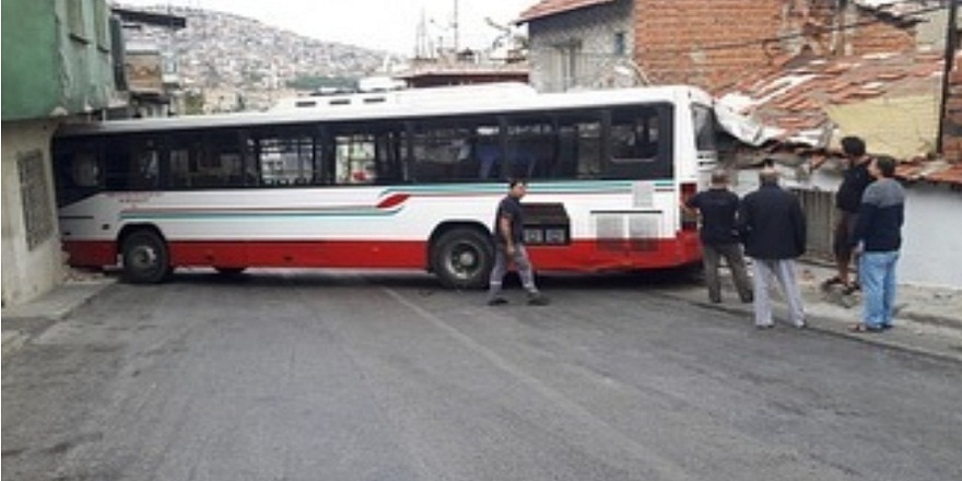 İzmir Konak'ta su birikintisinden kayan belediye otobüsü, karşılıklı 2 evin duvarını yıktı