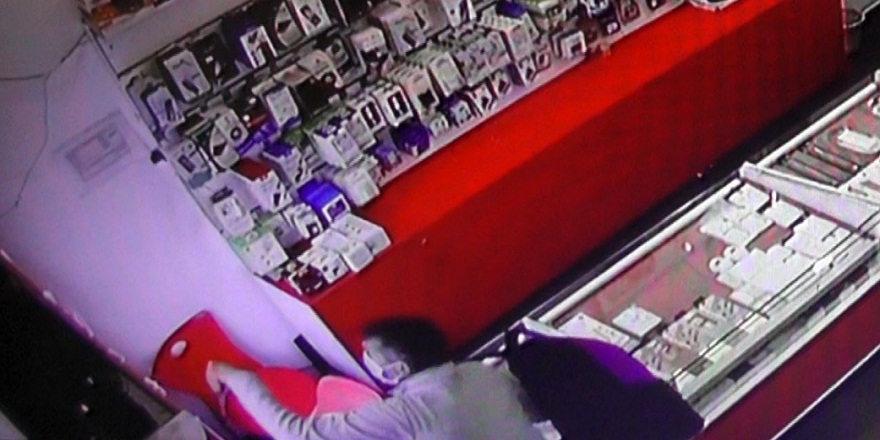 Antalya'da bir hırsız 7 saniyede vitrindeki cep telefonunu çalıp gitti