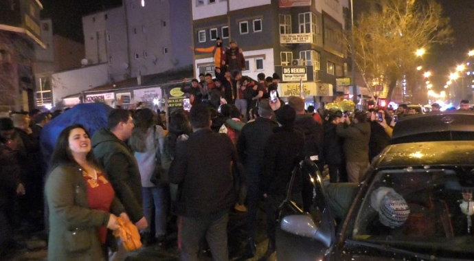 Kars’ta Galatasaraylı taraftarlar sokaklara döküldü