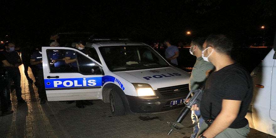 Adana'da ses bombası atan iki şahıs devriye gezen polis ekibine yakalandı