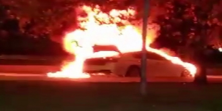 İstanbul Kartal, sahil yolunda, lüks otomobili cayır cayır yandı