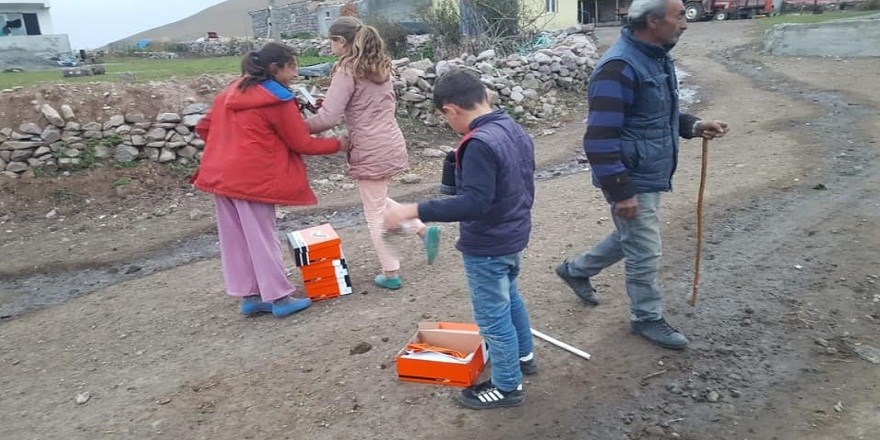 Kurtkale'li çocuklar kendilerine gönderilen kışlık ayakkabılarla adete bayram yaptılar