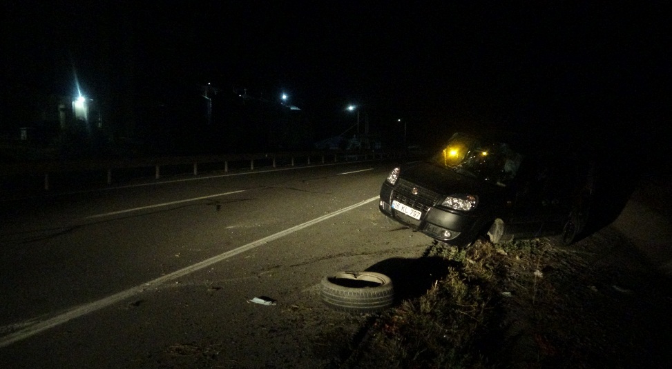 Sivas'ta virajı alamayan hafif ticari araç takla attı: 2 yaralı
