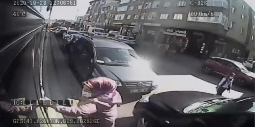 İstanbul'da, durak harici alamam diyen şöföre, sinirlenen bayan yolcu bakın neler yaptı
