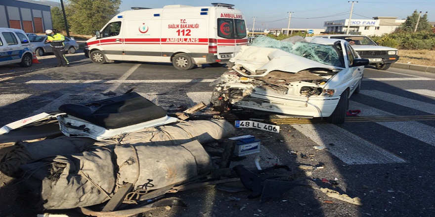 Muğla-Aydın Karayolunda otomobil tırın altına girdi 1 ölü 3 yaralı