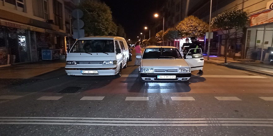 Düzce'de, polis denetimini gören sürücü, aracını yol ortasında bırakıp kaçtı