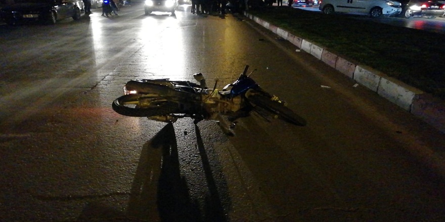 Ticari araç ile çarpışan motosikletli 2 kardeş ölümden döndü