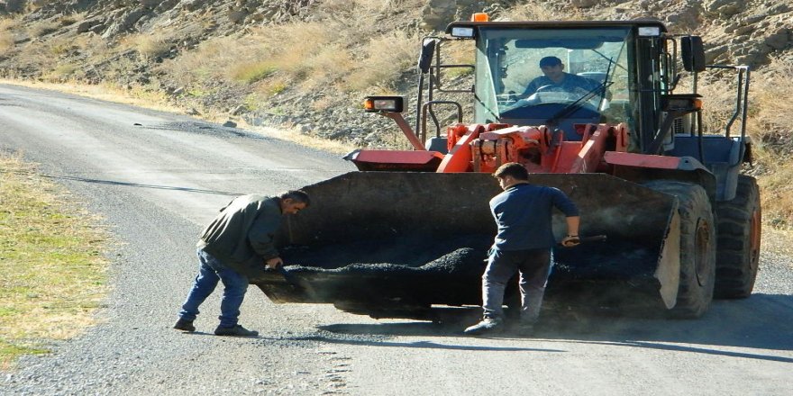 Ardahan Posof'ta Kar yağmadan köy yolları onarılıyor