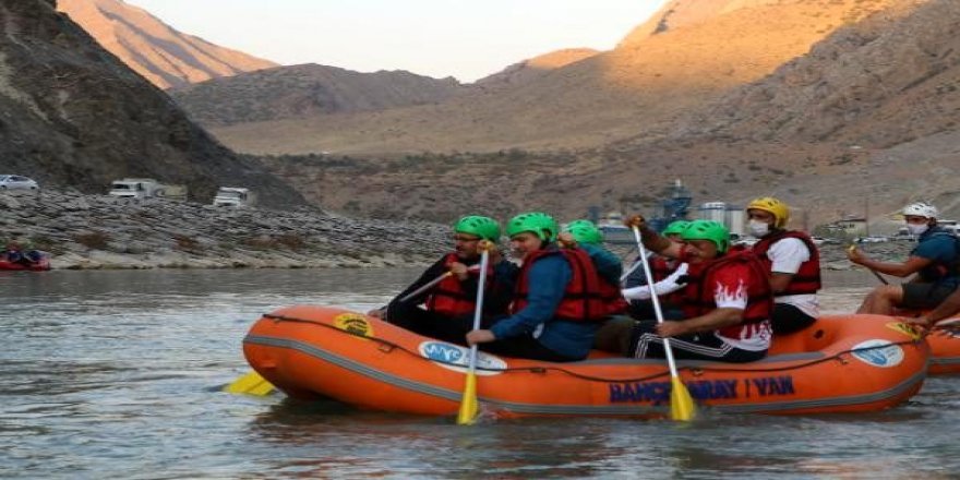 Spor Bakanı Mehmet Muharrem Kasapoğlu, rafting yaptı