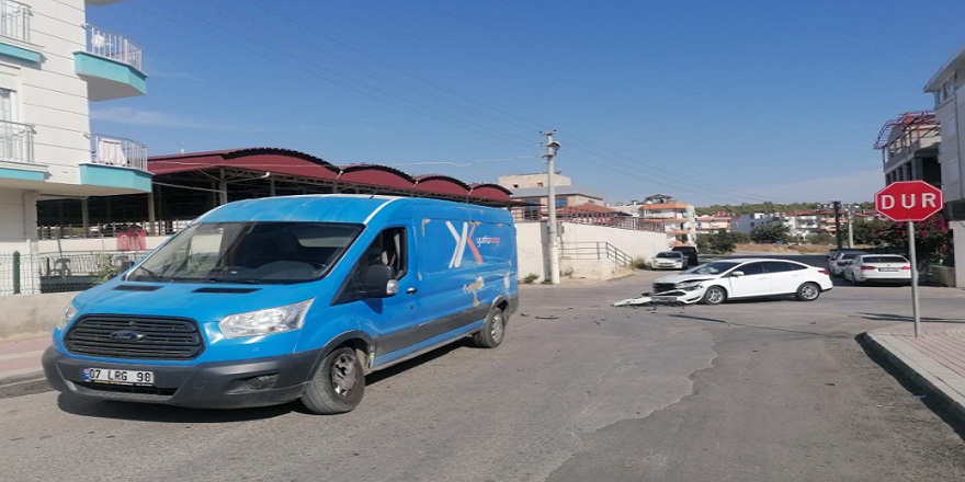Antalya Manavgat'ta otomobil ile kargo aracı çarpıştı:1 yaralı