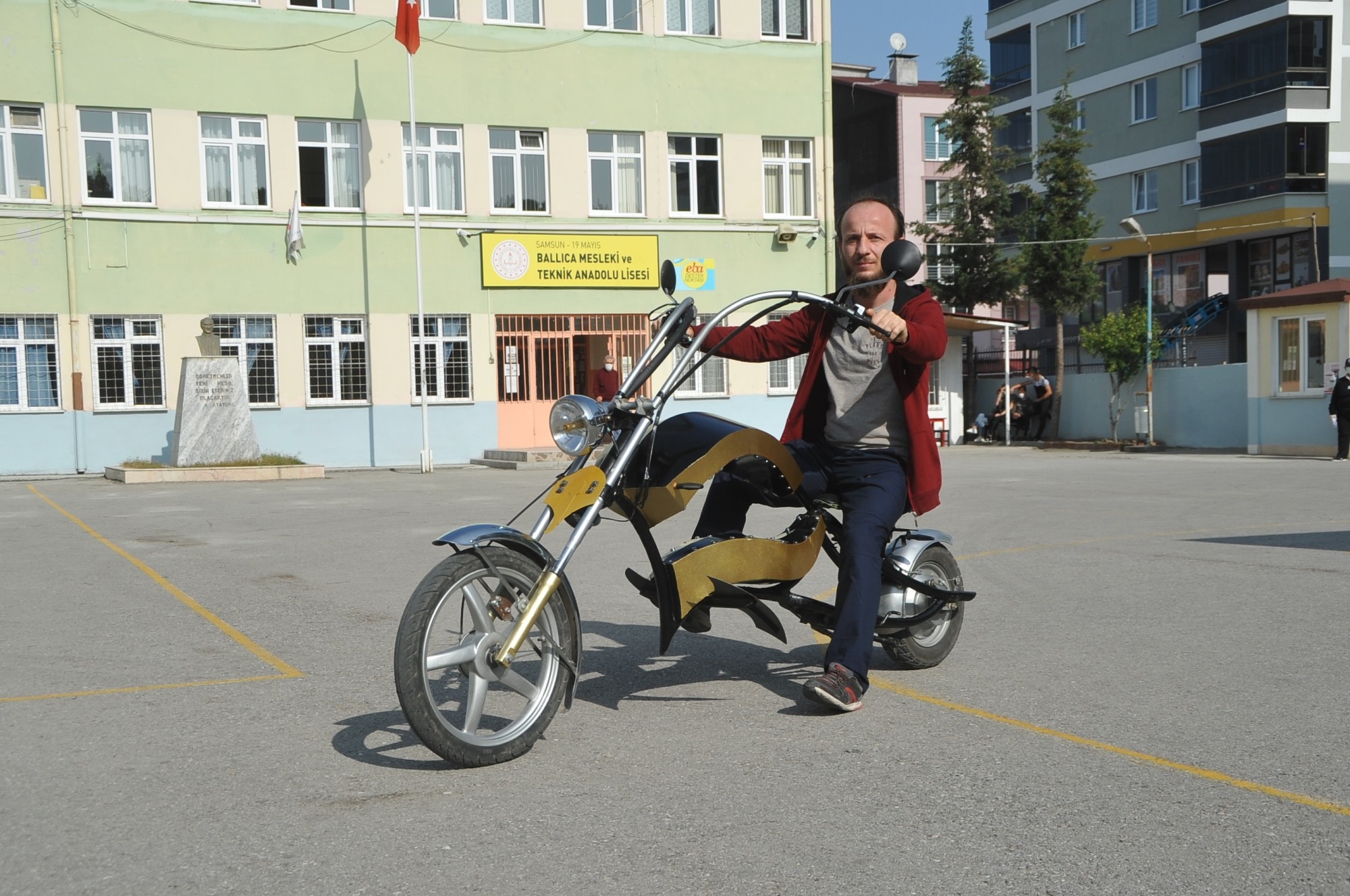Elektrik bölümü öğretmeni, kendi tasarımı ile elektrikli motosiklet yaptı