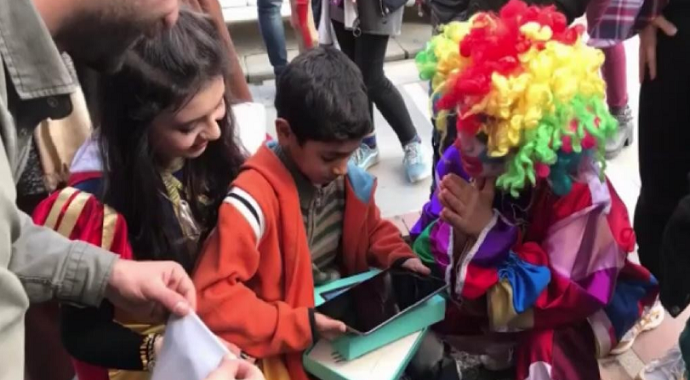 Sokak müzisyeni 3’üncü sınıf öğrencisine tablet sürprizi