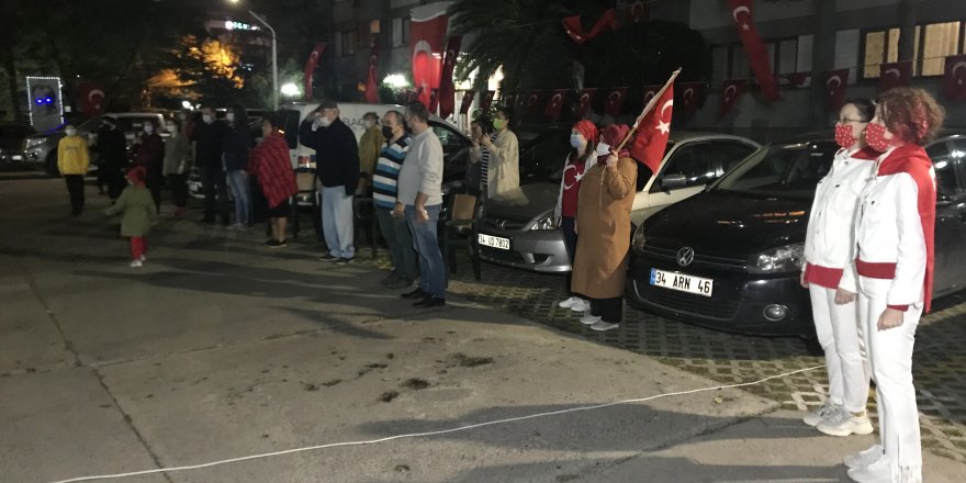 İstanbul’da vatandaşlar ellerinde bayrakla 19.23’te sokak ve balkonlarda İstiklal Marşı okudu