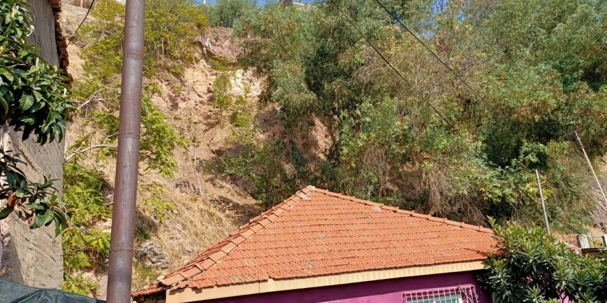 İzmir Bayraklı'da  Evi hasar gören aileye Büyükşehir’den yardım elini uzattı