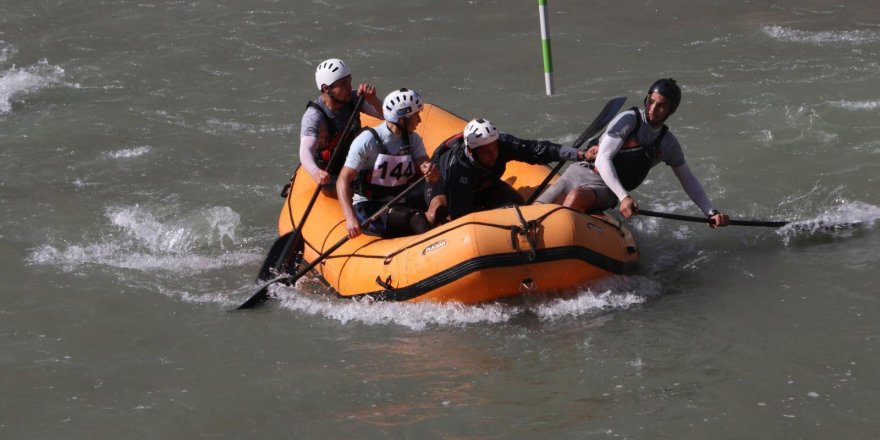 Düzce Belediyesi rafting takımı rekor kırdı Başkan Özlü sporcuları tebrik etti
