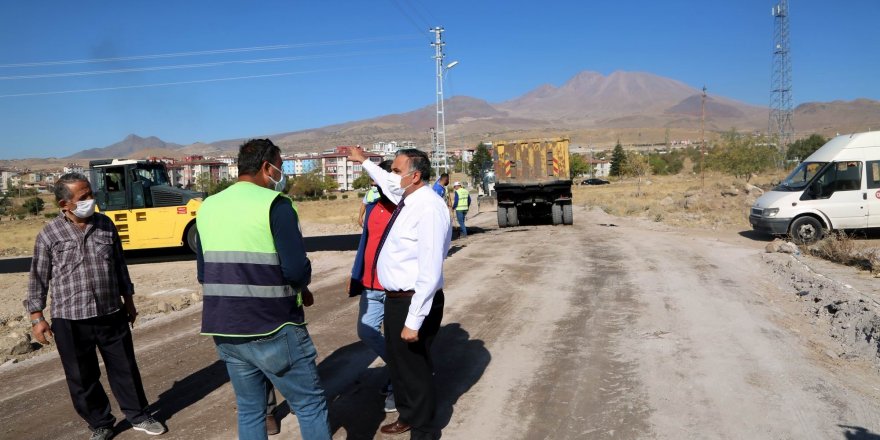 Kayseri Develi'de sıcak asfalt çalışmaları aralıksız devam ediyor