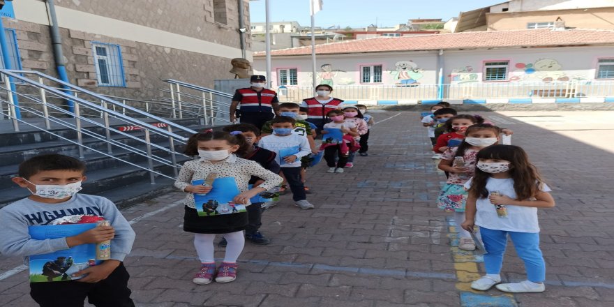 Kayseri'de Jandarma ekiplerinden ilkokullu çocuklara ziyaret
